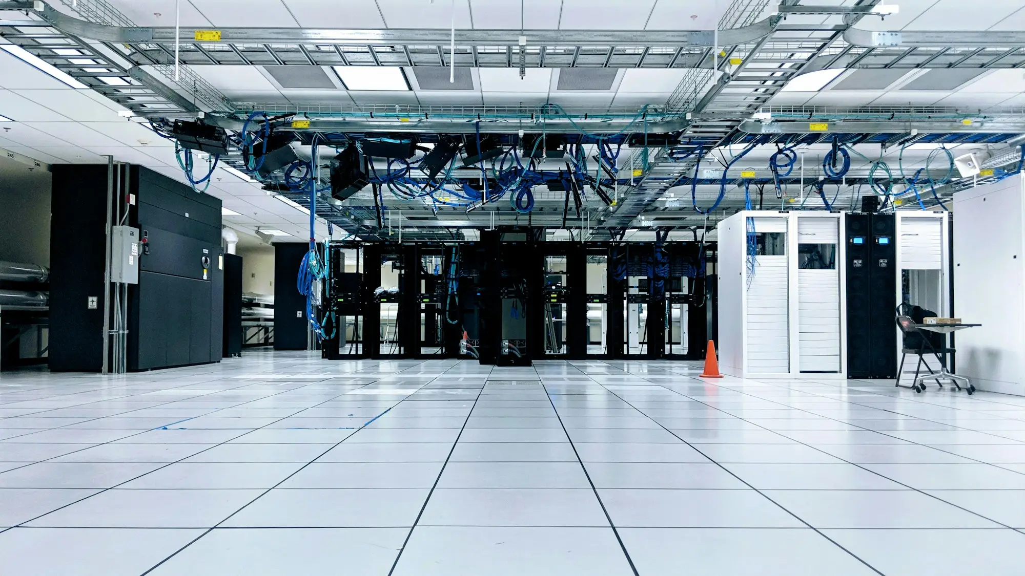 Lorong ruang server di pusat data