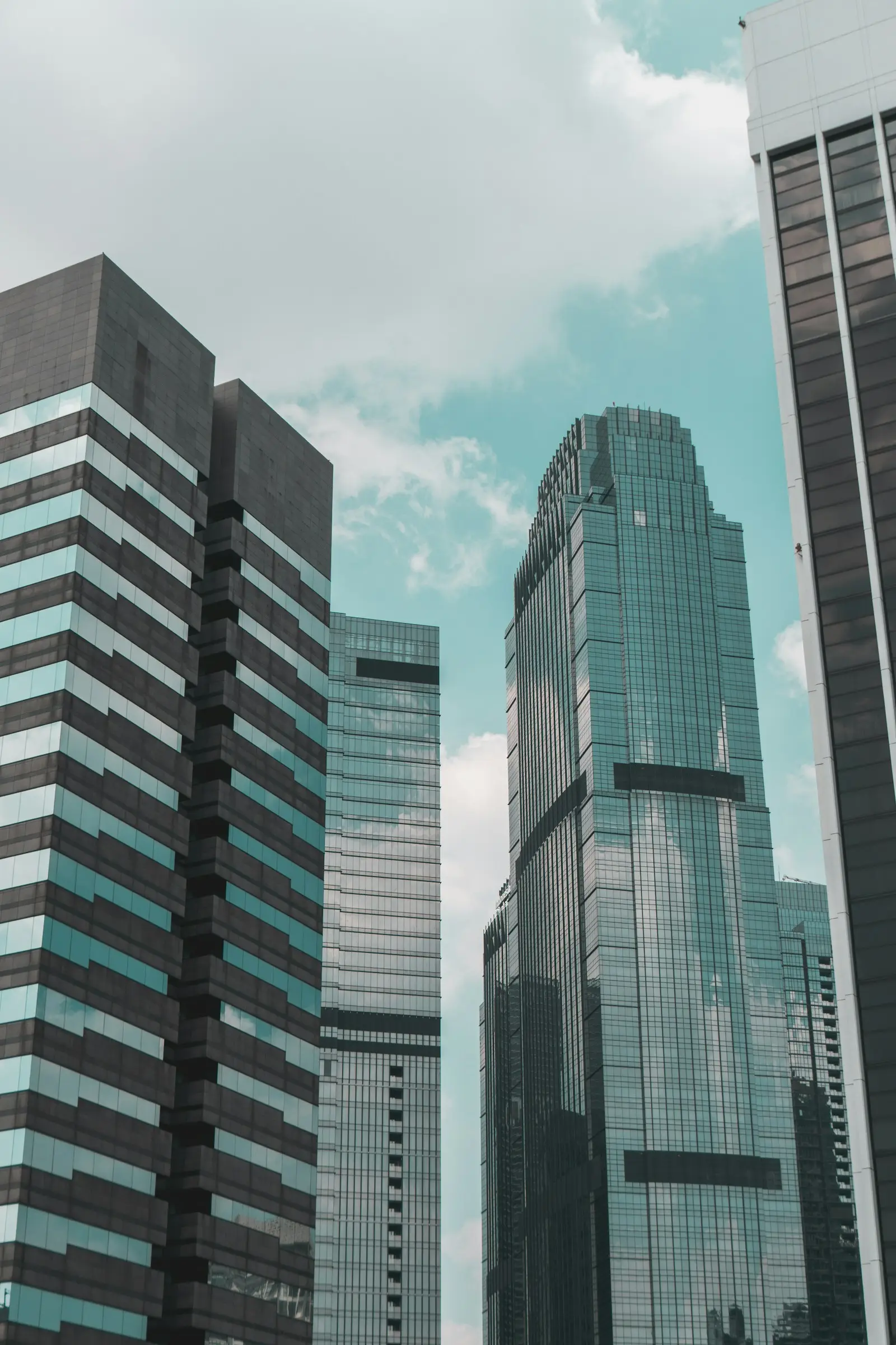 Dua menara perkantoran berdinding kaca di bawah langit cerah