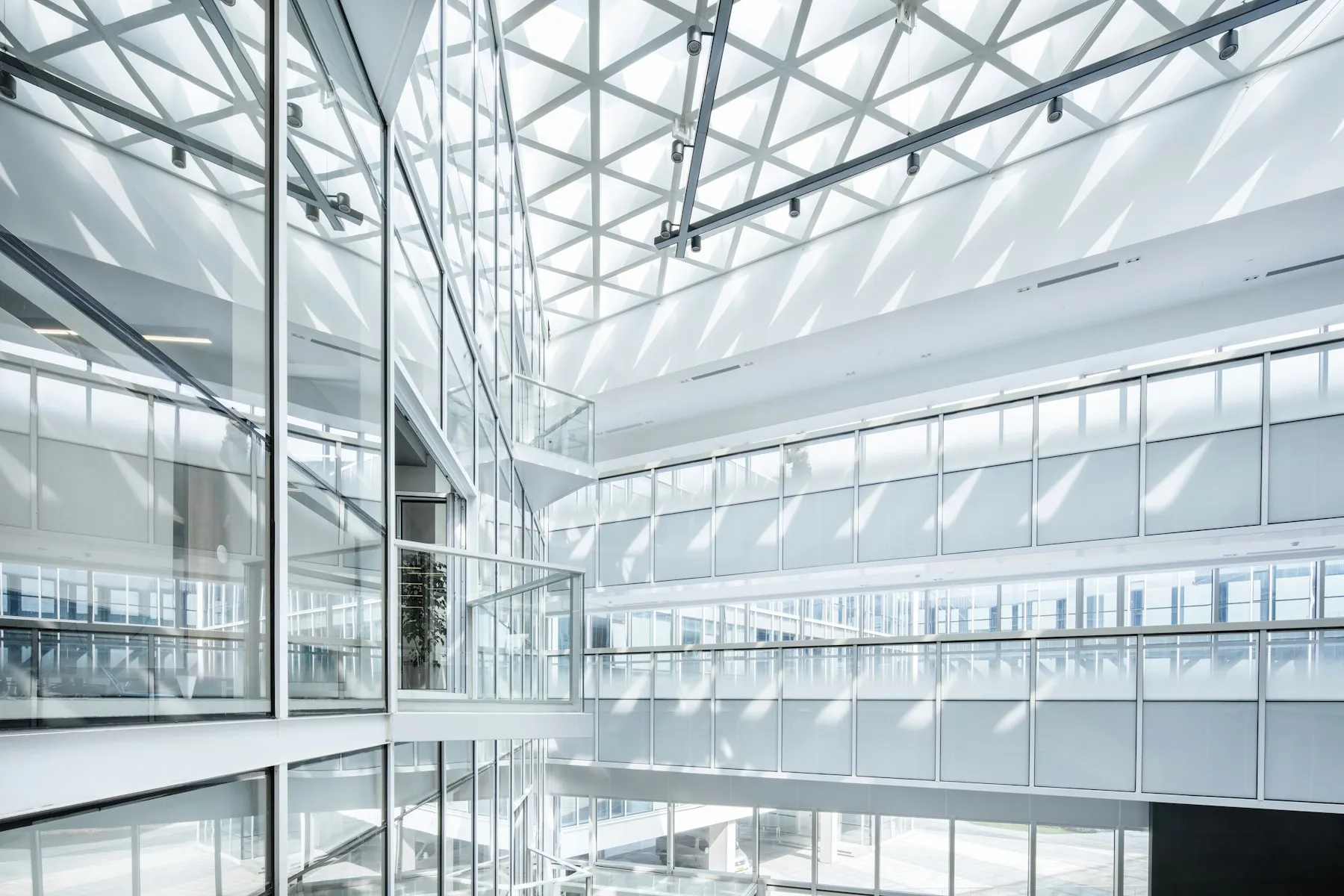 Atrium gedung kantor berdinding kaca