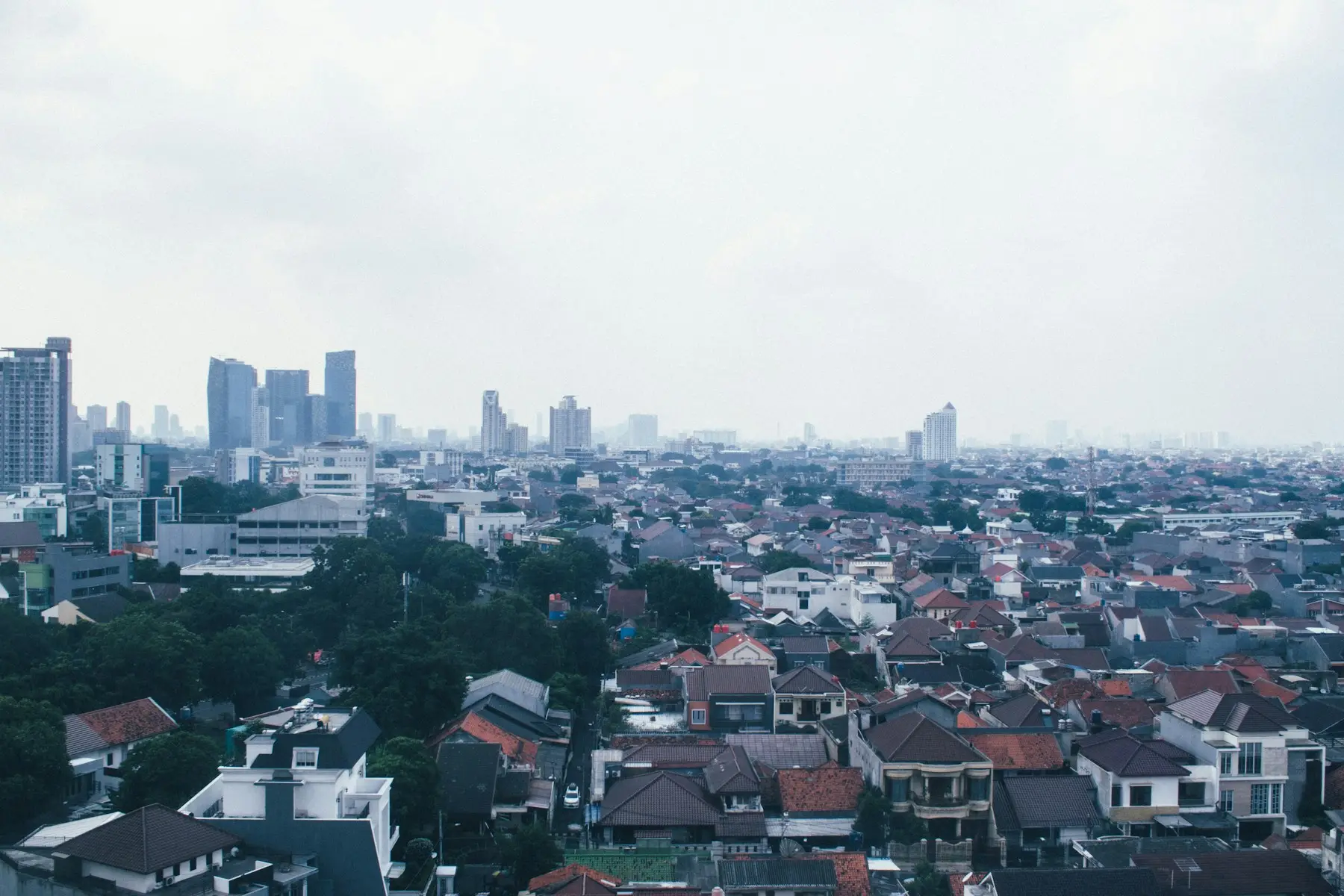 Pemandangan Jakarta dari ketinggian dengan gedung perkantoran di kejauhan