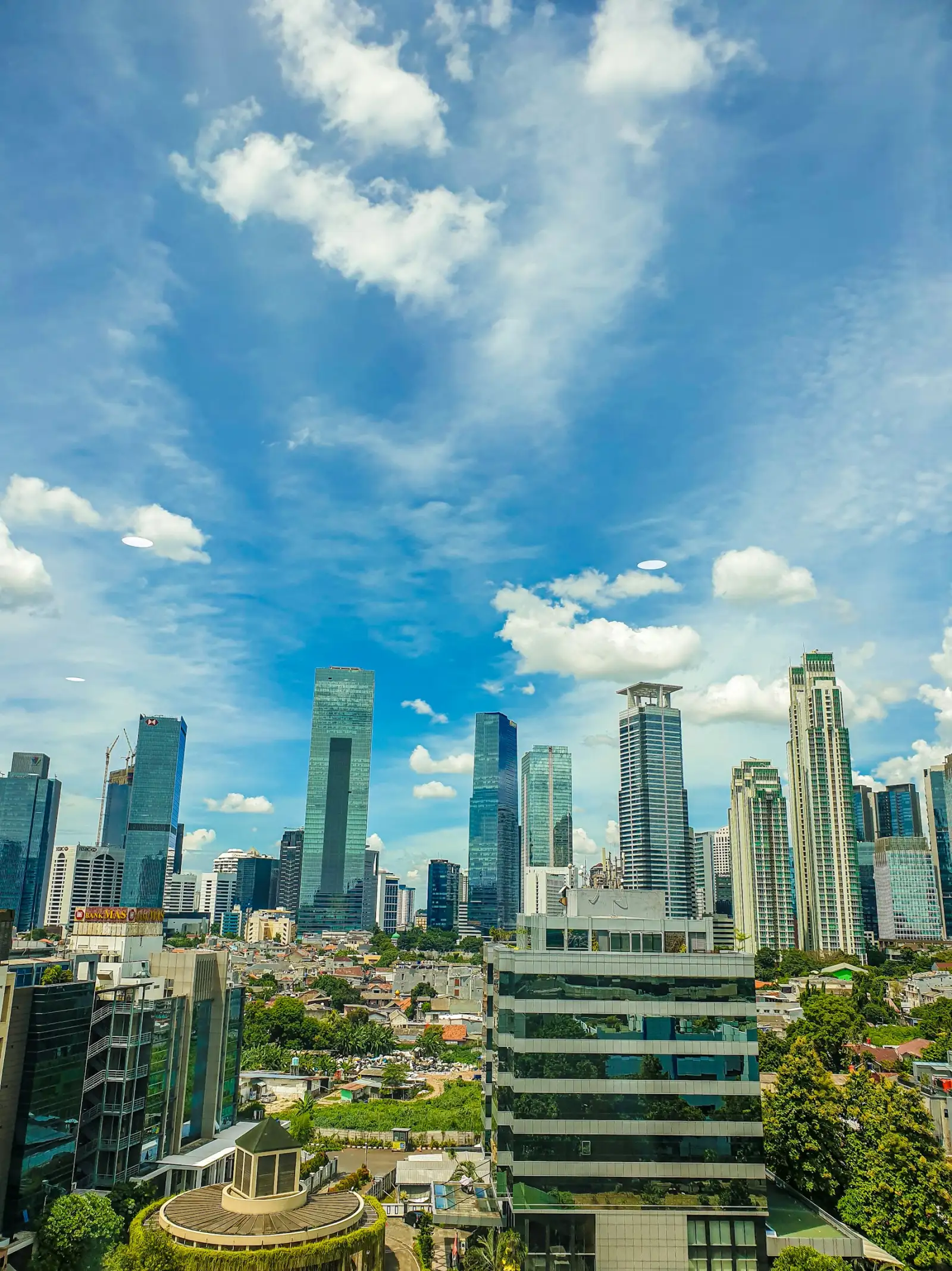 Gedung-gedung perkantoran tinggi di Jakarta di bawah langit biru