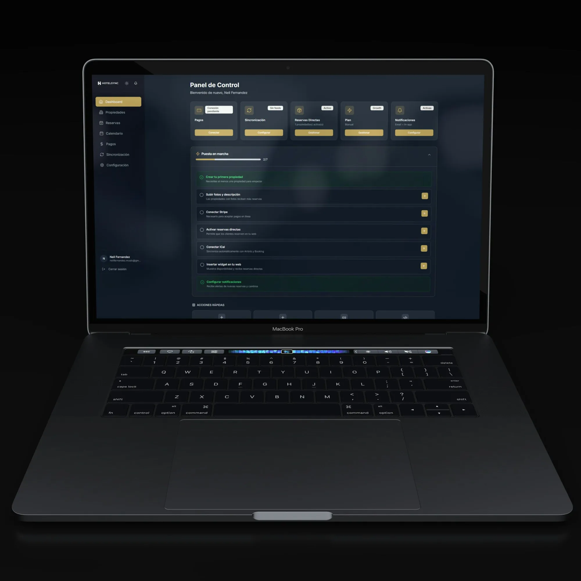 Laptop menampilkan dasbor bertema gelap