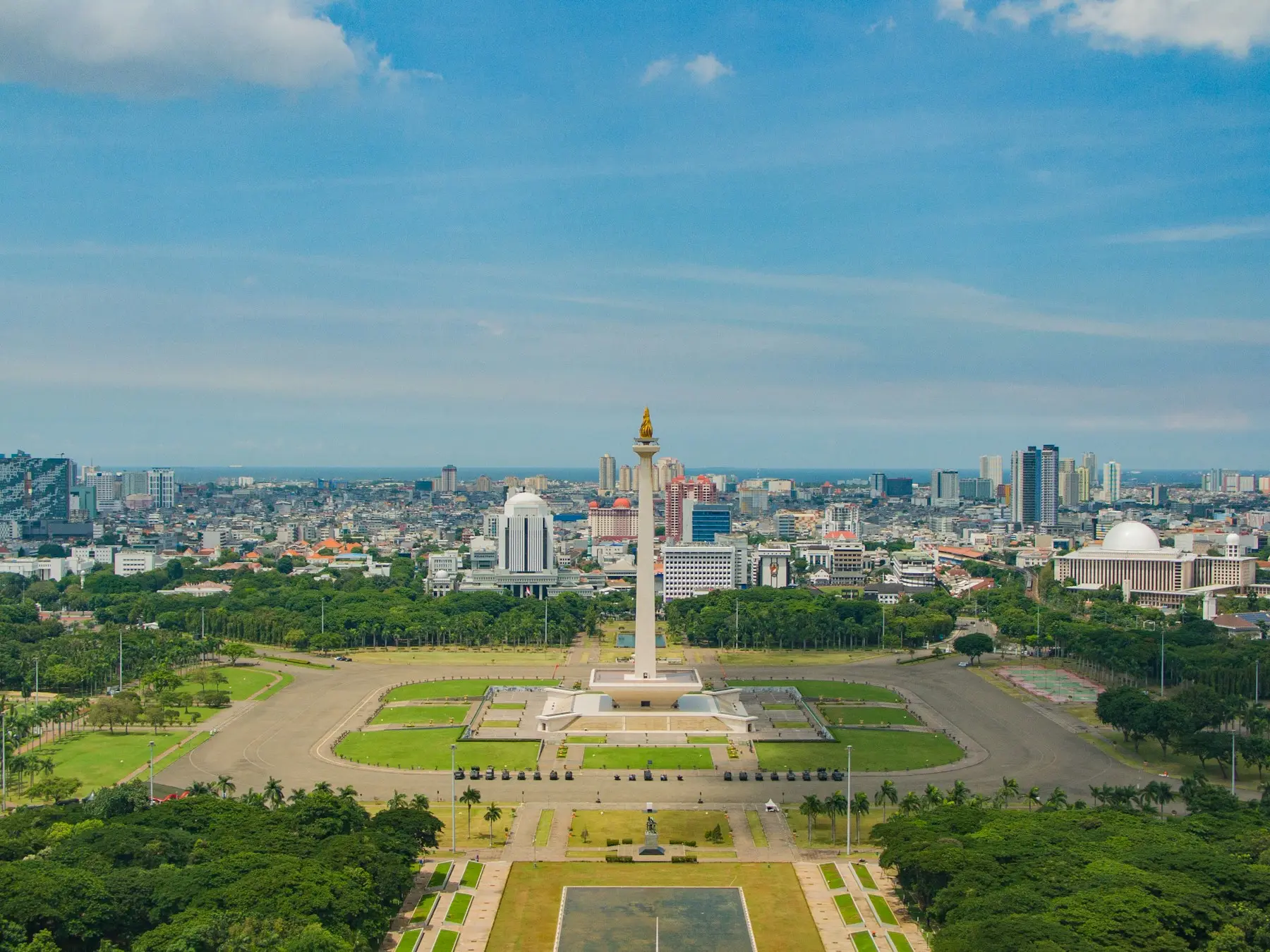 Monumen Nasional dan gedung-gedung di Jakarta Pusat dilihat dari udara