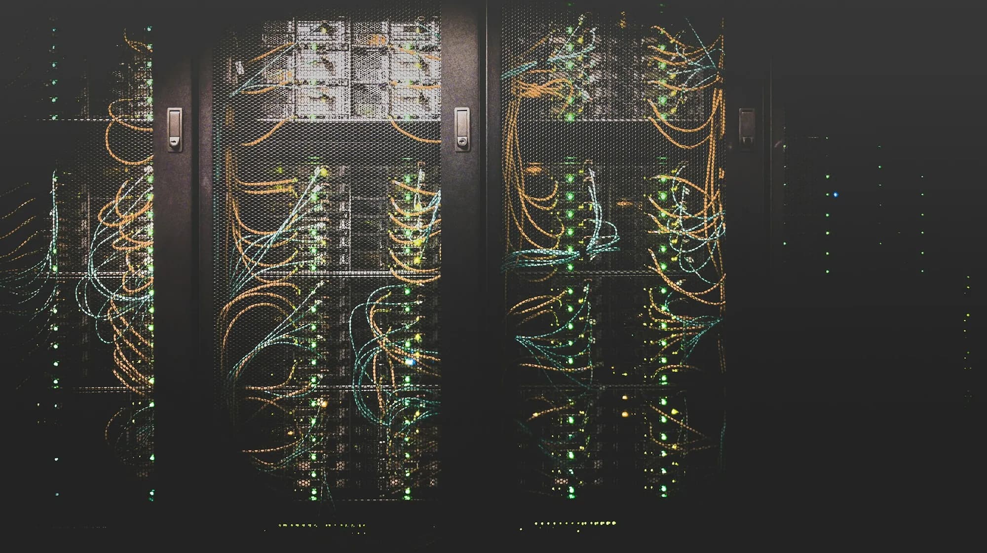Kabel jaringan tertata di rak server